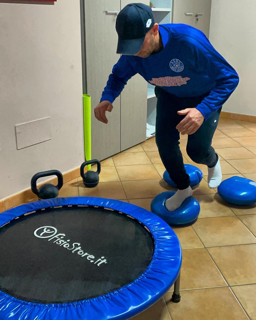 Il Dott. Massimo Zarrelli guida un esercizio di riabilitazione ed equilibrio a Benevento