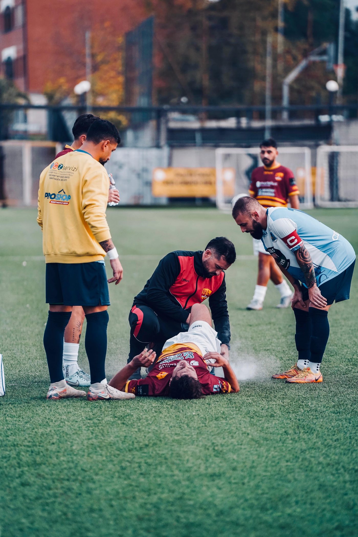 Il Dott. Massimo Zarrelli presta i primi soccorsi a un atleta a terra durante una partita a Benevento