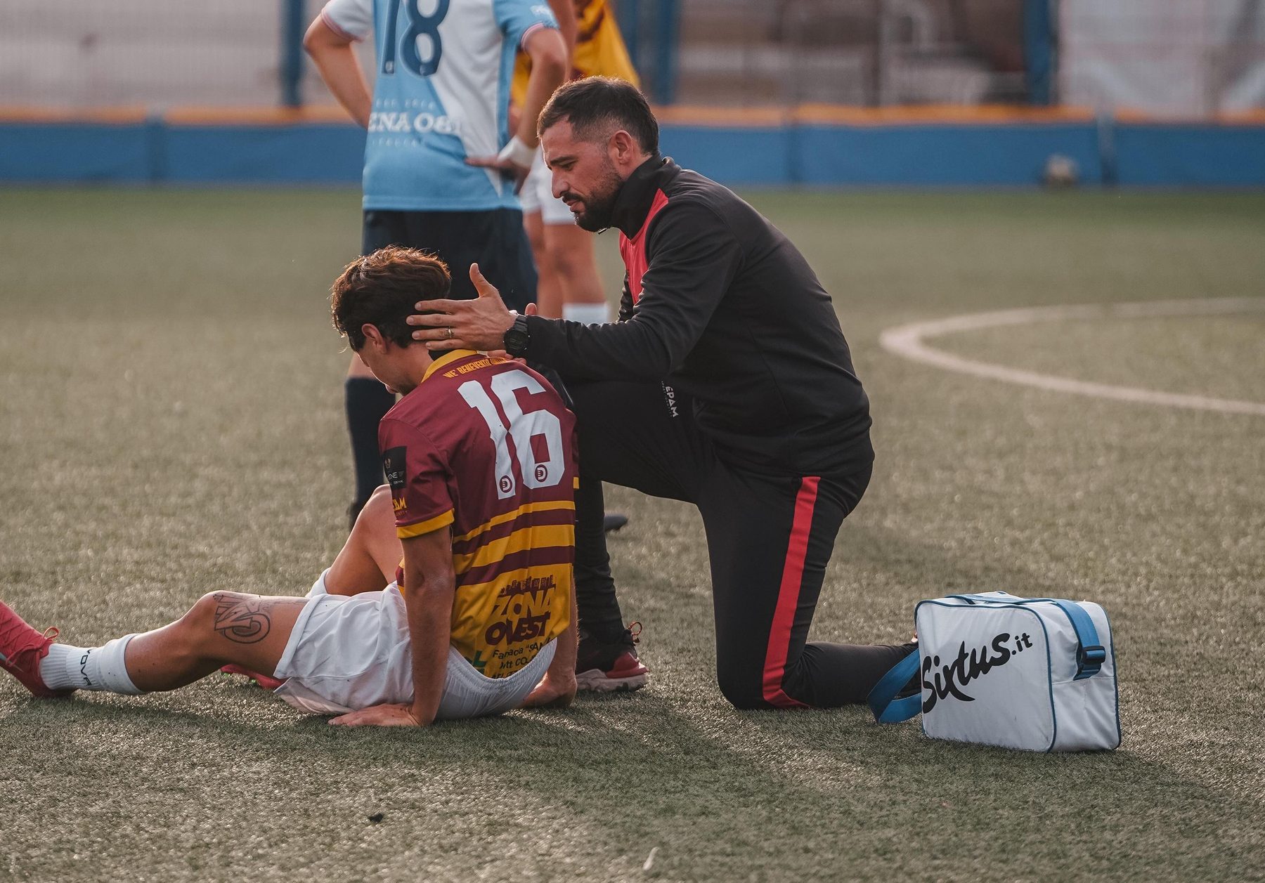 Il Dott. Massimo Zarrelli soccorre un atleta infortunato durante una partita a Benevento