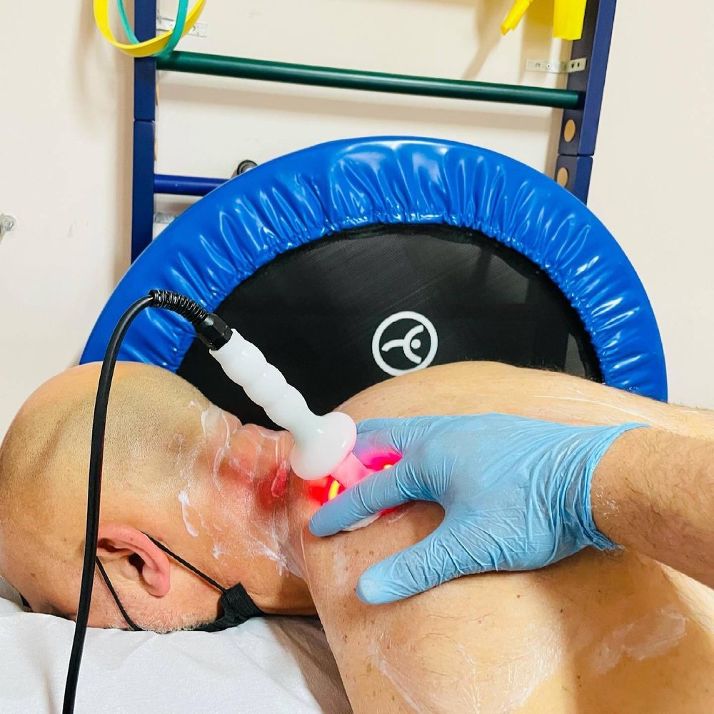 Trattamento sulla spalla nello studio del Dott. Massimo Zarrelli, fisioterapista a Benevento